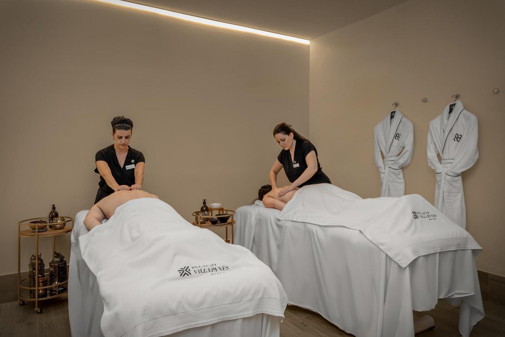 Coolrooms Palacio Villapanes 5 Gl Sewilla Zewnętrze zdjęcie Massage therapists at work